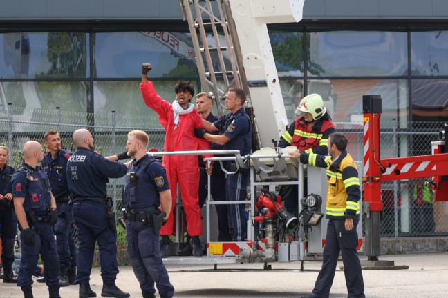 Demonstration: Kundgebung bei Unternehmen in Gunskirchen - Demonstranten auch am Firmendach