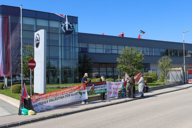 Demonstration: Kundgebung bei Unternehmen in Gunskirchen - Demonstranten auch am Firmendach