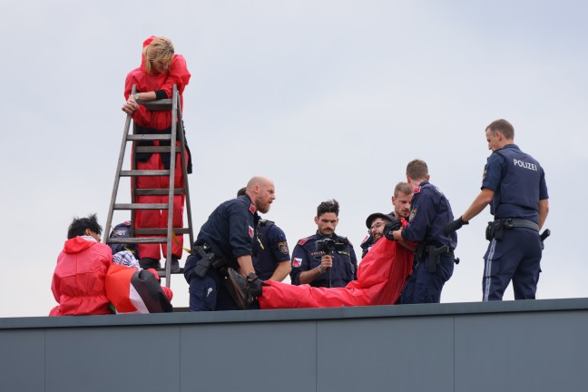 Demonstration: Kundgebung bei Unternehmen in Gunskirchen - Demonstranten auch am Firmendach