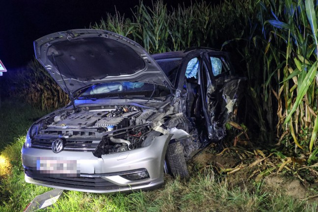 Crash gegen Baum: Verunfalltes Auto landet bei Verkehrsunfall in Buchkirchen im Maisfeld