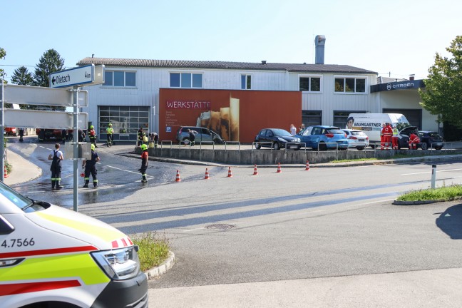 Brand eines PKW bei einer Autowerkst�tte in Wolfern sorgt f�r Einsatz zweier Feuerwehren