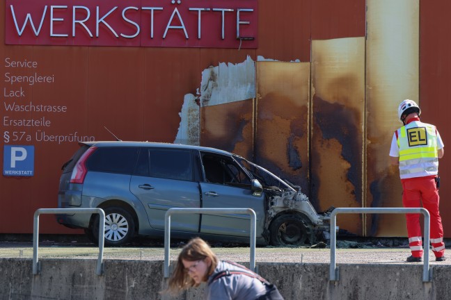 Brand eines PKW bei einer Autowerkst�tte in Wolfern sorgt f�r Einsatz zweier Feuerwehren