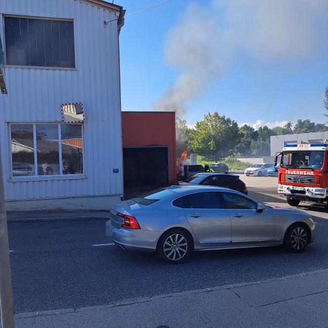Brand eines PKW bei einer Autowerkst�tte in Wolfern sorgt f�r Einsatz zweier Feuerwehren