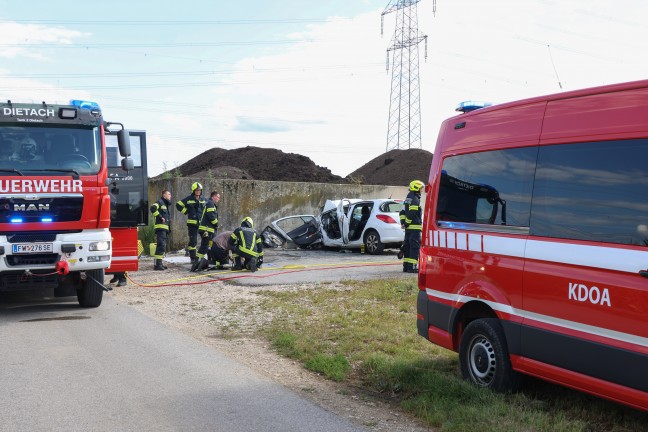 T�dlicher Verkehrsunfall: Auto in Dietach frontal gegen Mauer gekracht