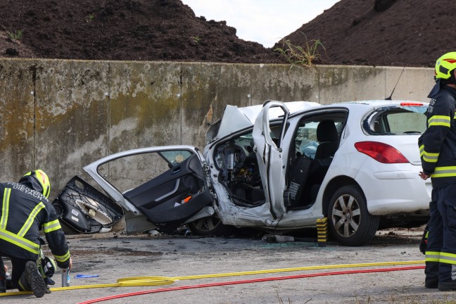 T�dlicher Verkehrsunfall: Auto in Dietach frontal gegen Mauer gekracht