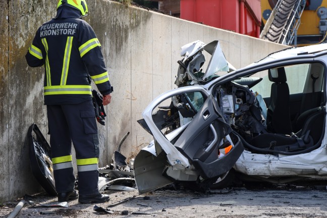 T�dlicher Verkehrsunfall: Auto in Dietach frontal gegen Mauer gekracht