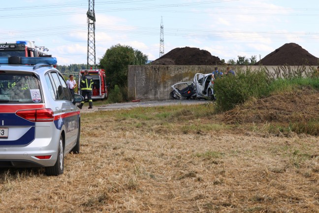T�dlicher Verkehrsunfall: Auto in Dietach frontal gegen Mauer gekracht