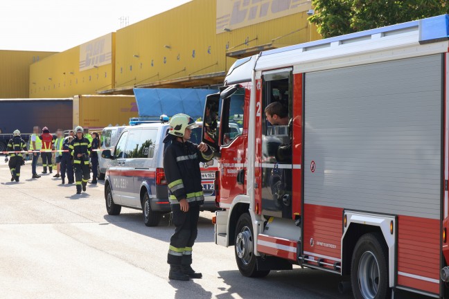 Gefahrstoffaustritt: Antimontrichlorid bei Speditionsunternehmen in Wels-Puchberg ausgetreten