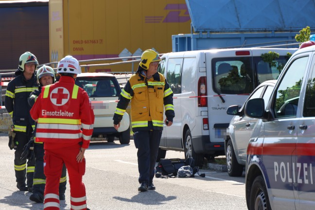 Gefahrstoffaustritt: Antimontrichlorid bei Speditionsunternehmen in Wels-Puchberg ausgetreten