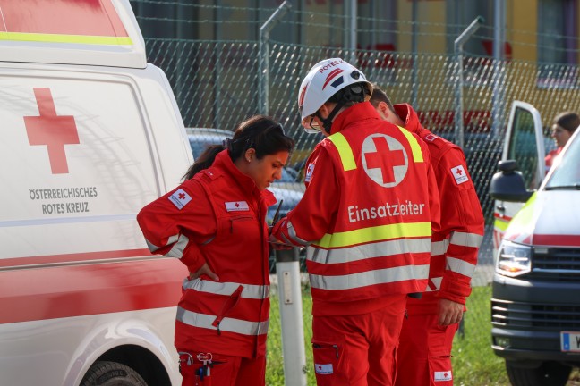 Gefahrstoffaustritt: Antimontrichlorid bei Speditionsunternehmen in Wels-Puchberg ausgetreten