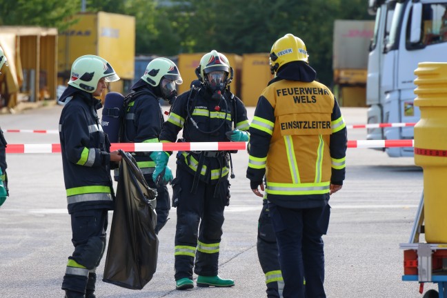 Gefahrstoffaustritt: Antimontrichlorid bei Speditionsunternehmen in Wels-Puchberg ausgetreten