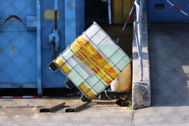 Gefahrstoffaustritt: Antimontrichlorid bei Speditionsunternehmen in Wels-Puchberg ausgetreten