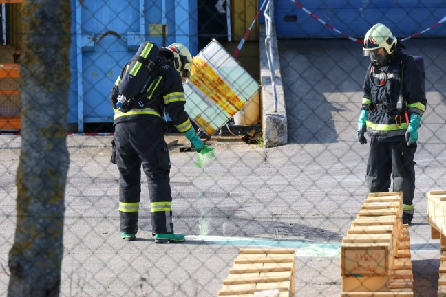 Gefahrstoffaustritt: Antimontrichlorid bei Speditionsunternehmen in Wels-Puchberg ausgetreten