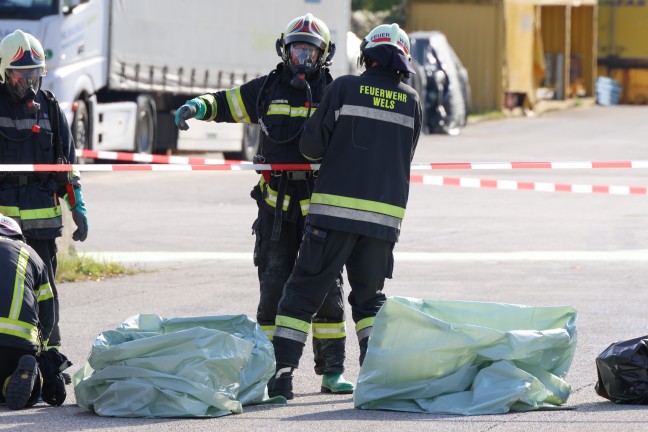 Gefahrstoffaustritt: Antimontrichlorid bei Speditionsunternehmen in Wels-Puchberg ausgetreten