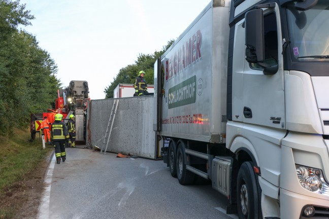 Steinerkirchen an der Traun: Mit Fleisch beladener LKW-Anh�nger in Kurvenbereich umgest�rzt