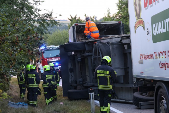 Steinerkirchen an der Traun: Mit Fleisch beladener LKW-Anh�nger in Kurvenbereich umgest�rzt