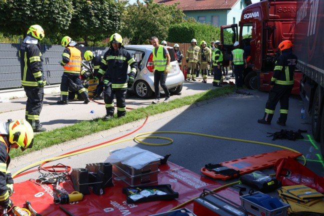 Autolenkerin nach Crash mit LKW in Traun durch Feuerwehr aus Unfallwrack befreit