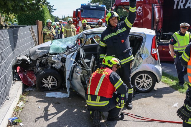 Autolenkerin nach Crash mit LKW in Traun durch Feuerwehr aus Unfallwrack befreit