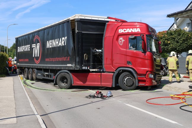 Autolenkerin nach Crash mit LKW in Traun durch Feuerwehr aus Unfallwrack befreit