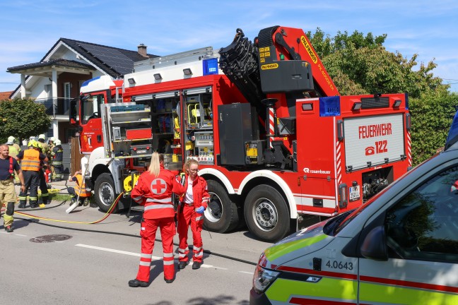 Autolenkerin nach Crash mit LKW in Traun durch Feuerwehr aus Unfallwrack befreit