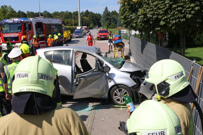 Autolenkerin nach Crash mit LKW in Traun durch Feuerwehr aus Unfallwrack befreit