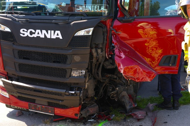 Autolenkerin nach Crash mit LKW in Traun durch Feuerwehr aus Unfallwrack befreit