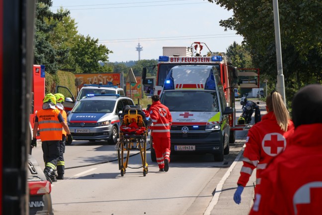 Autolenkerin nach Crash mit LKW in Traun durch Feuerwehr aus Unfallwrack befreit