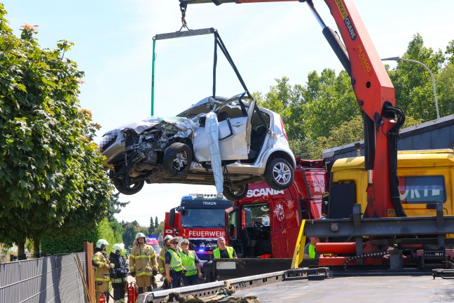 Autolenkerin nach Crash mit LKW in Traun durch Feuerwehr aus Unfallwrack befreit