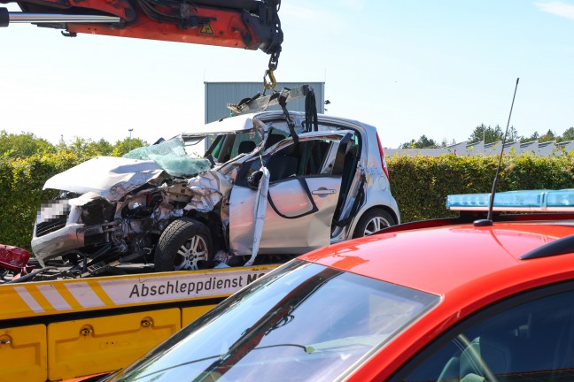 Autolenkerin nach Crash mit LKW in Traun durch Feuerwehr aus Unfallwrack befreit