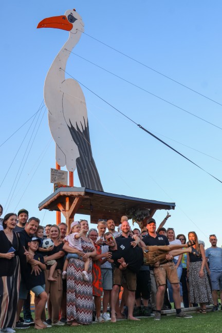 Storchaufstellen: 12 Meter-Riesenstorch mit Luftfahrthindernis-Warnleuchte in Holzhausen aufgestellt