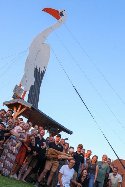 Storchaufstellen: 12 Meter-Riesenstorch mit Luftfahrthindernis-Warnleuchte in Holzhausen aufgestellt