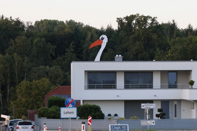 Storchaufstellen: 12 Meter-Riesenstorch mit Luftfahrthindernis-Warnleuchte in Holzhausen aufgestellt