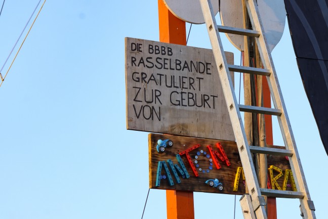 Storchaufstellen: 12 Meter-Riesenstorch mit Luftfahrthindernis-Warnleuchte in Holzhausen aufgestellt