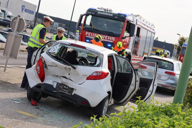 Personenrettung nach heftigem Auffahrunfall mit drei beteiligten Autos in Gunskirchen