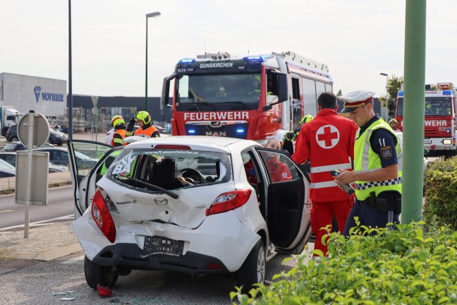 Personenrettung nach heftigem Auffahrunfall mit drei beteiligten Autos in Gunskirchen