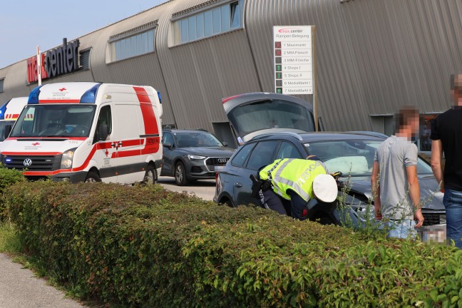 Personenrettung nach heftigem Auffahrunfall mit drei beteiligten Autos in Gunskirchen