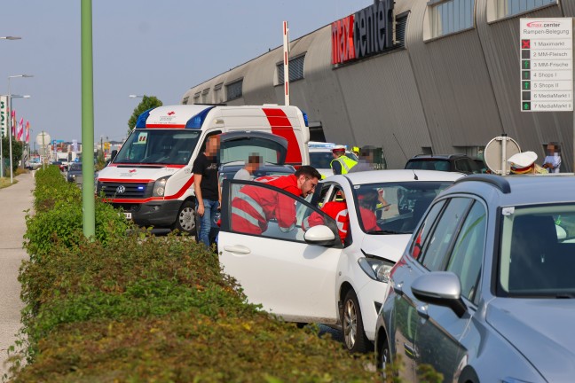 Personenrettung nach heftigem Auffahrunfall mit drei beteiligten Autos in Gunskirchen