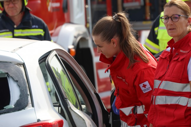 Personenrettung nach heftigem Auffahrunfall mit drei beteiligten Autos in Gunskirchen