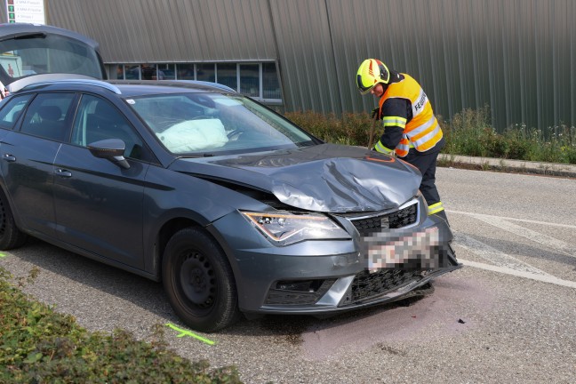 Personenrettung nach heftigem Auffahrunfall mit drei beteiligten Autos in Gunskirchen