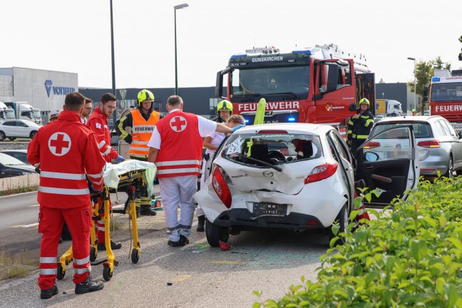 Personenrettung nach heftigem Auffahrunfall mit drei beteiligten Autos in Gunskirchen