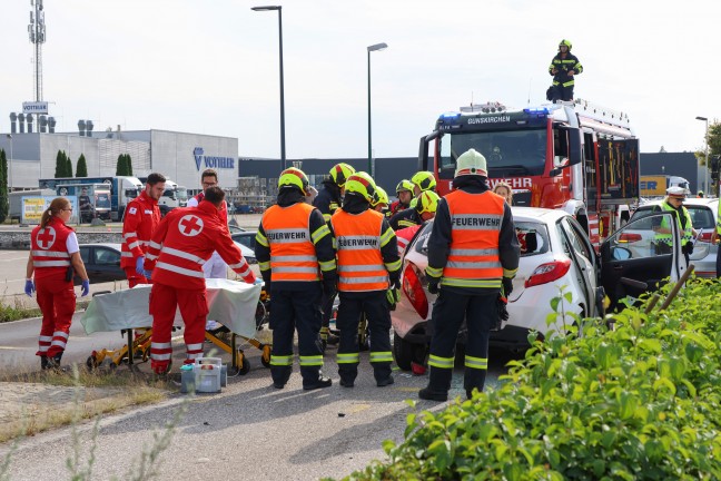 Personenrettung nach heftigem Auffahrunfall mit drei beteiligten Autos in Gunskirchen