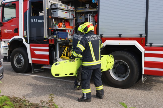 Personenrettung nach heftigem Auffahrunfall mit drei beteiligten Autos in Gunskirchen