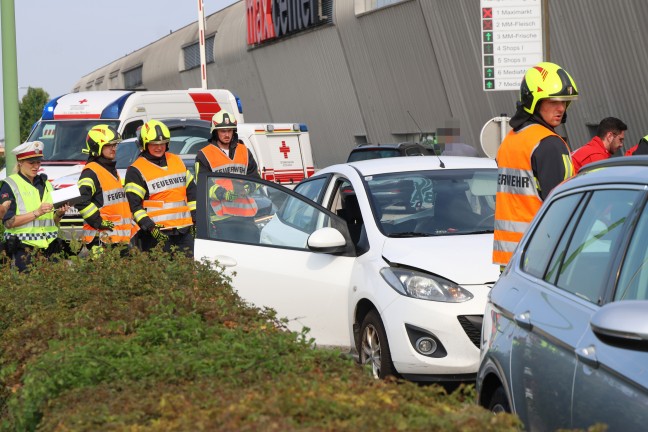 Personenrettung nach heftigem Auffahrunfall mit drei beteiligten Autos in Gunskirchen
