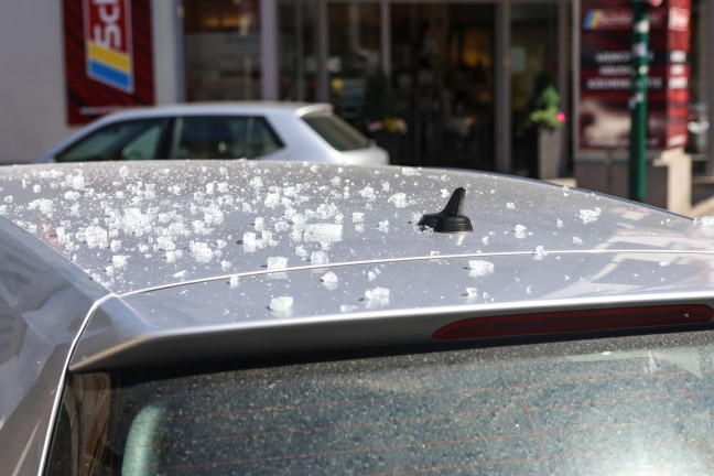 Buswarteh�uschen gerammt: Zwei Verletzte bei Verkehrsunfall eines Autotransporters in Wels-Neustadt