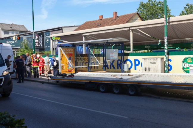 Buswarteh�uschen gerammt: Zwei Verletzte bei Verkehrsunfall eines Autotransporters in Wels-Neustadt