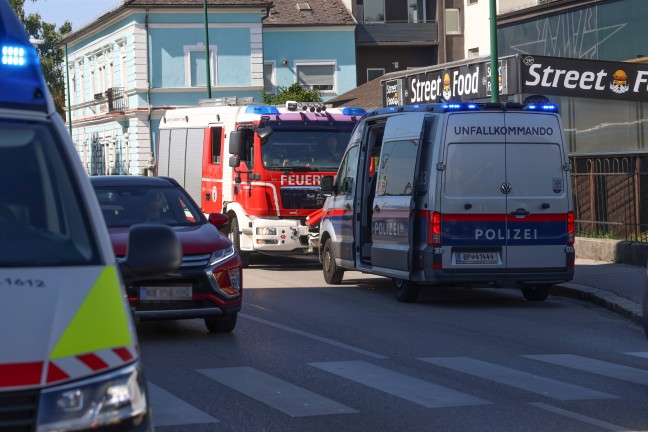 Buswarteh�uschen gerammt: Zwei Verletzte bei Verkehrsunfall eines Autotransporters in Wels-Neustadt