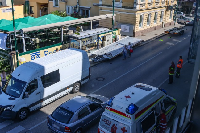Buswarteh�uschen gerammt: Zwei Verletzte bei Verkehrsunfall eines Autotransporters in Wels-Neustadt
