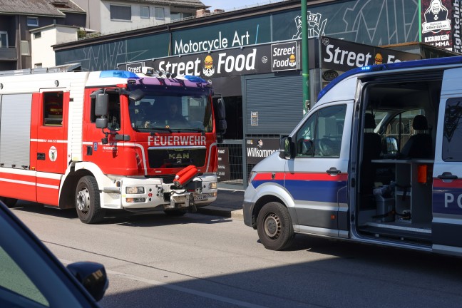 Buswarteh�uschen gerammt: Zwei Verletzte bei Verkehrsunfall eines Autotransporters in Wels-Neustadt