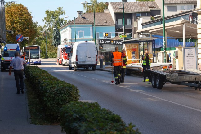 Buswarteh�uschen gerammt: Zwei Verletzte bei Verkehrsunfall eines Autotransporters in Wels-Neustadt