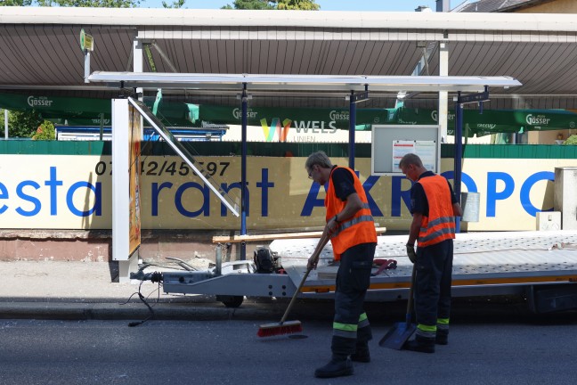 Buswarteh�uschen gerammt: Zwei Verletzte bei Verkehrsunfall eines Autotransporters in Wels-Neustadt